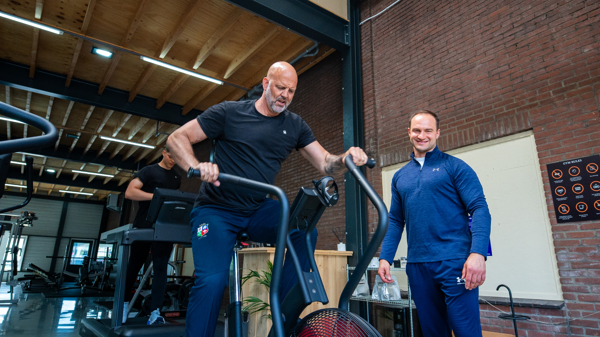 Leden trainen samen in de community gym