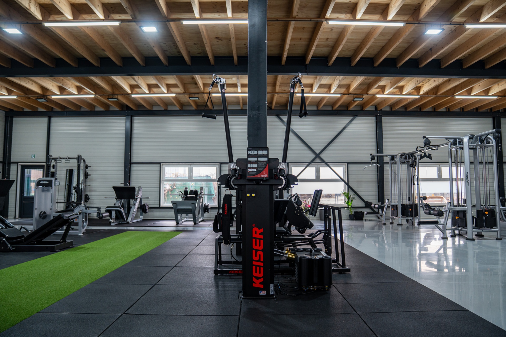 Fitnessruimte met professionele apparatuur