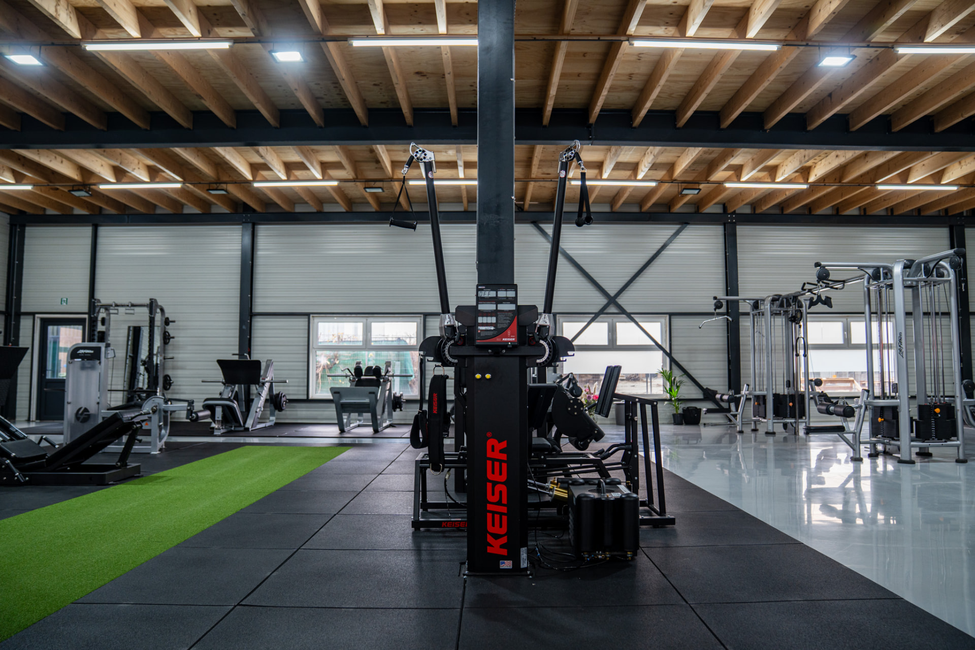 Trainingsvloer van THE LAB Weesp met Keiser-apparatuur